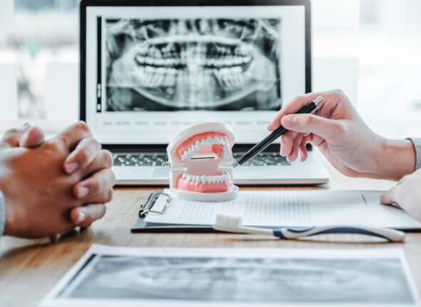 Dentist,With,Male,Patient,Presenting,Discussing,Dental,Problems,X-ray,Image